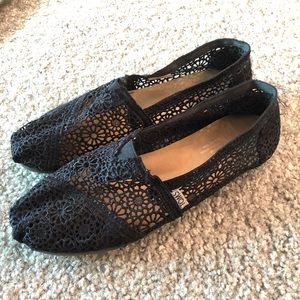 Like new black lace Toms